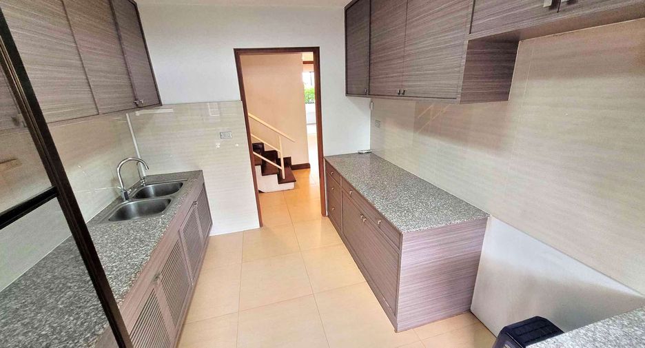 Reihenhaus zur Miete mit 4 Zimmer in Watthana, Bangkok