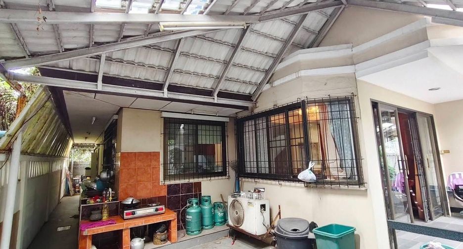 For sale 4 bedrooms house in Wang Thonglang, Bangkok