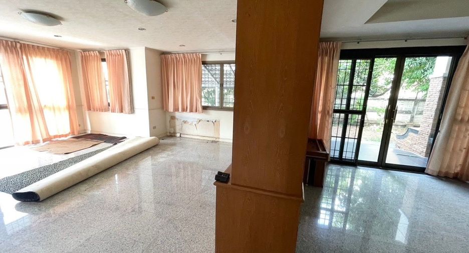 For sale 4 bedrooms house in Wang Thonglang, Bangkok