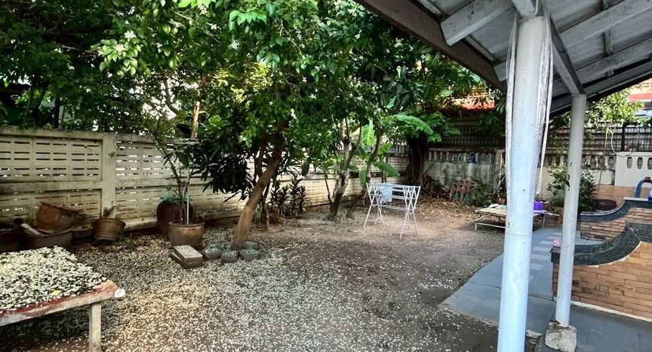 For sale 4 bedrooms house in Wang Thonglang, Bangkok