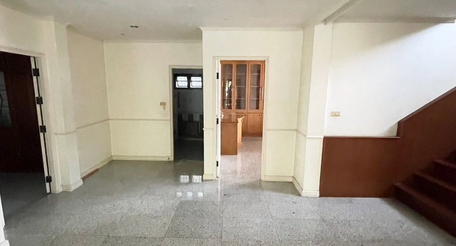 For sale 4 bedrooms house in Wang Thonglang, Bangkok