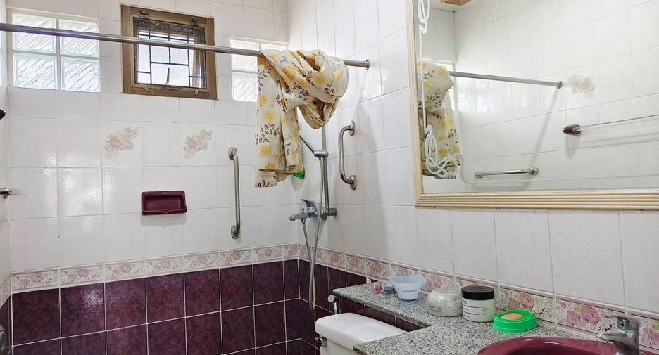 For sale 4 bedrooms house in Wang Thonglang, Bangkok