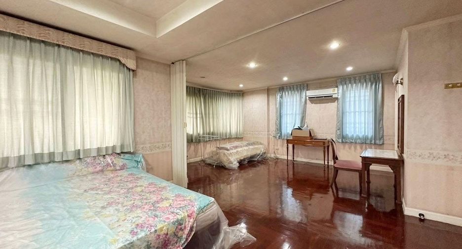For sale 4 bedrooms house in Wang Thonglang, Bangkok
