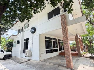Haus zur Miete mit 4 Zimmer in Watthana, Bangkok