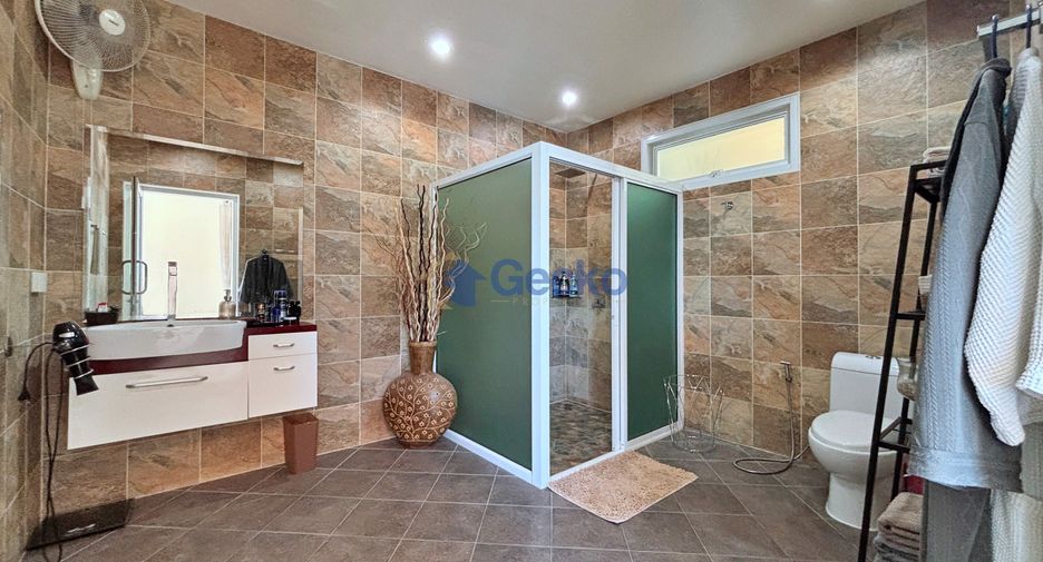 For rent 4 ベッドルーム house in Huay Yai, Pattaya