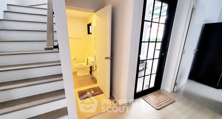 Casa adosada en alquiler de 3 habitaciones en Lat Krabang, Bangkok