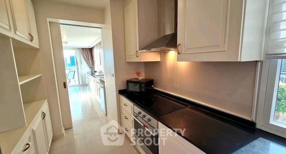For rent 4 bedrooms apartment in Watthana, Bangkok