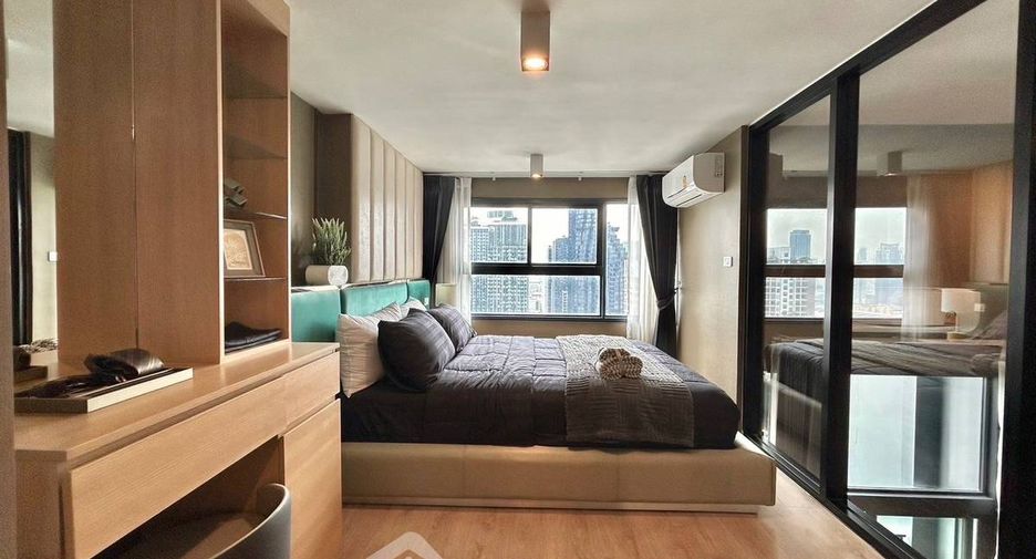 For rent 2 bedrooms condo in Huai Khwang, Bangkok