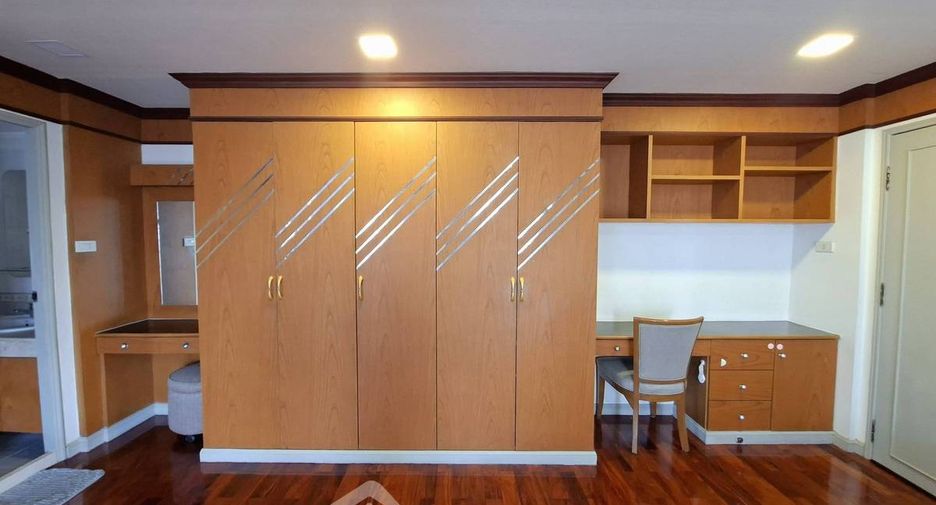 For rent 3 bedrooms apartment in Watthana, Bangkok