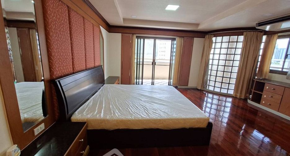 For rent 3 bedrooms apartment in Watthana, Bangkok