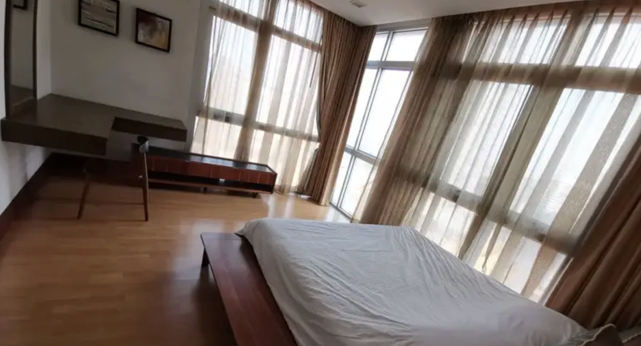 For rent 3 bedrooms condo in Khlong Toei, Bangkok