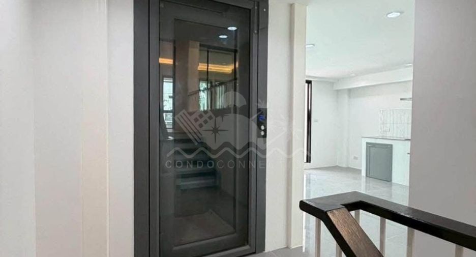 Haus zum Kauf mit 4 Zimmer in Phra Khanong, Bangkok