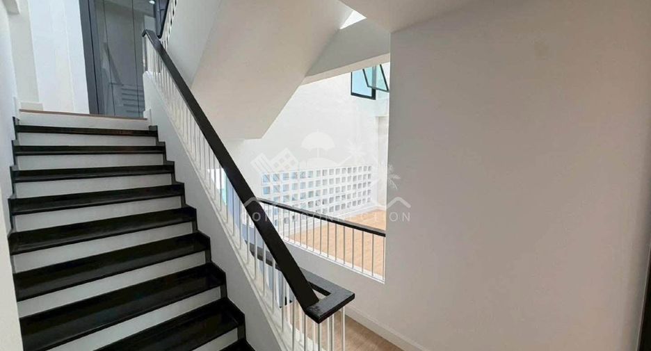 Haus zum Kauf mit 4 Zimmer in Phra Khanong, Bangkok