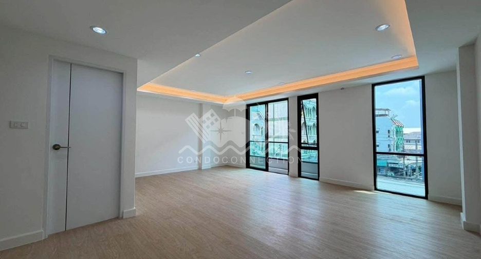 Haus zum Kauf mit 4 Zimmer in Phra Khanong, Bangkok