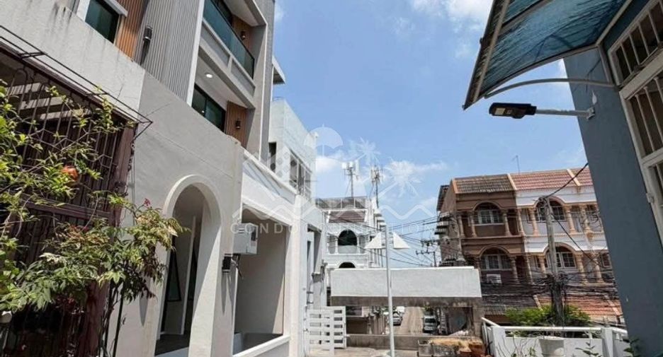 Haus zum Kauf mit 4 Zimmer in Phra Khanong, Bangkok