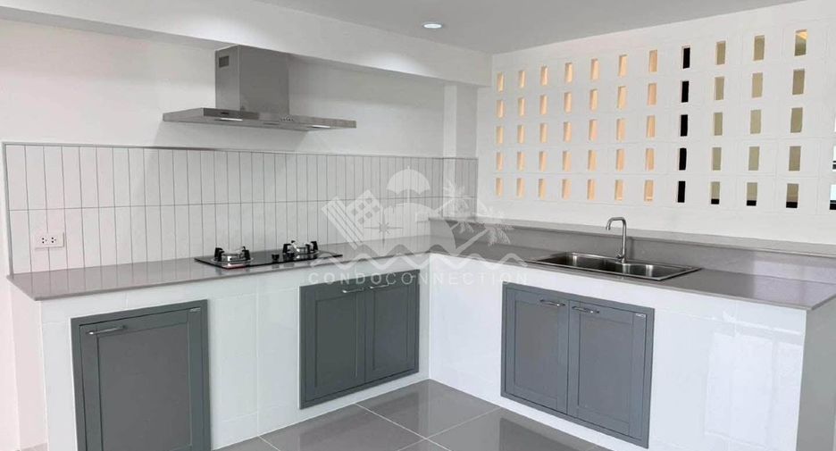 Haus zum Kauf mit 4 Zimmer in Phra Khanong, Bangkok