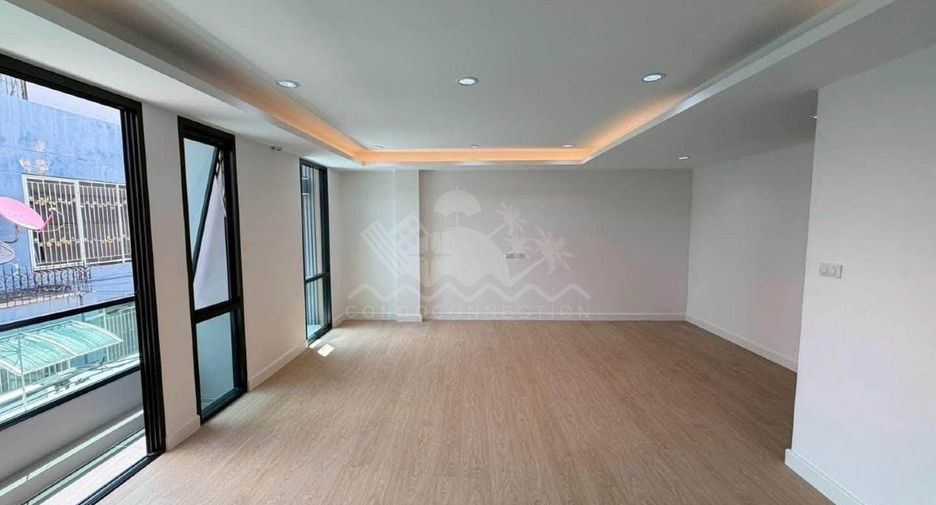 Haus zum Kauf mit 4 Zimmer in Phra Khanong, Bangkok