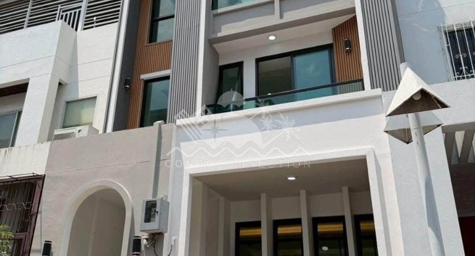 Haus zum Kauf mit 4 Zimmer in Phra Khanong, Bangkok