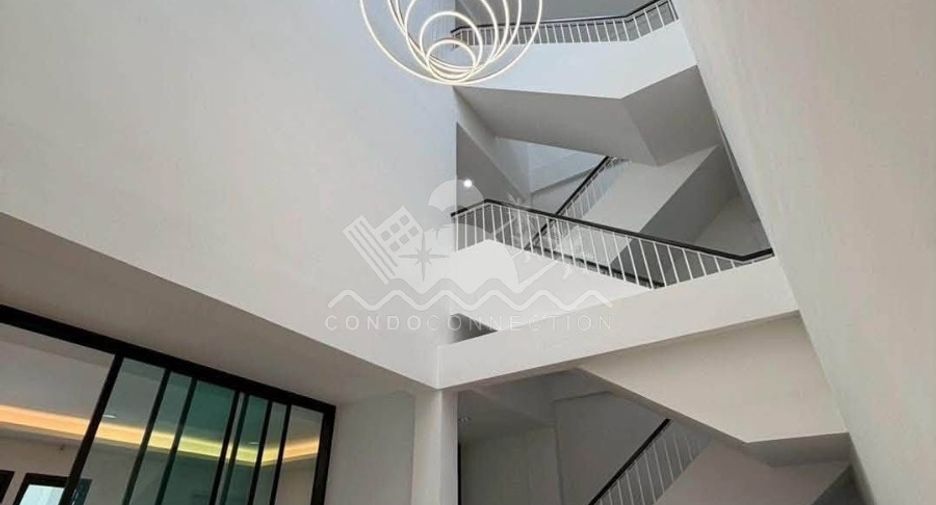 Haus zum Kauf mit 4 Zimmer in Phra Khanong, Bangkok