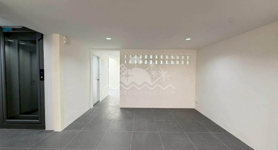Haus zum Kauf mit 4 Zimmer in Phra Khanong, Bangkok