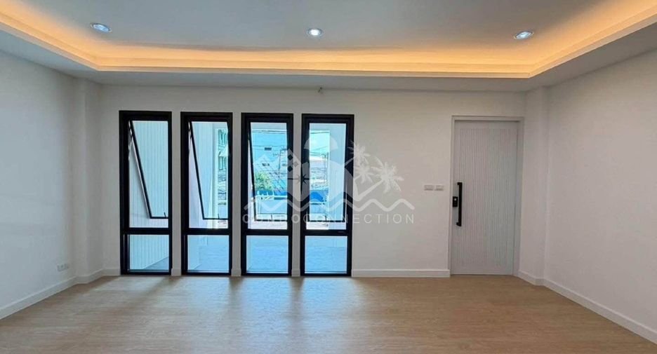 Haus zum Kauf mit 4 Zimmer in Phra Khanong, Bangkok
