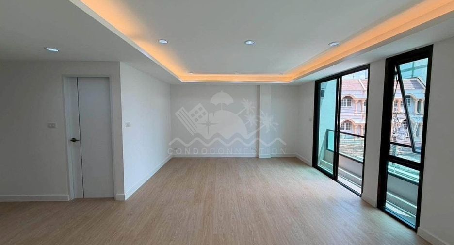 Haus zum Kauf mit 4 Zimmer in Phra Khanong, Bangkok