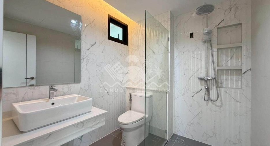 Haus zum Kauf mit 4 Zimmer in Phra Khanong, Bangkok