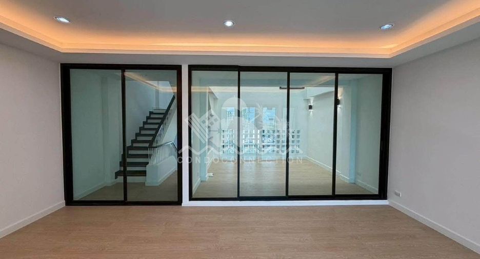 Haus zum Kauf mit 4 Zimmer in Phra Khanong, Bangkok