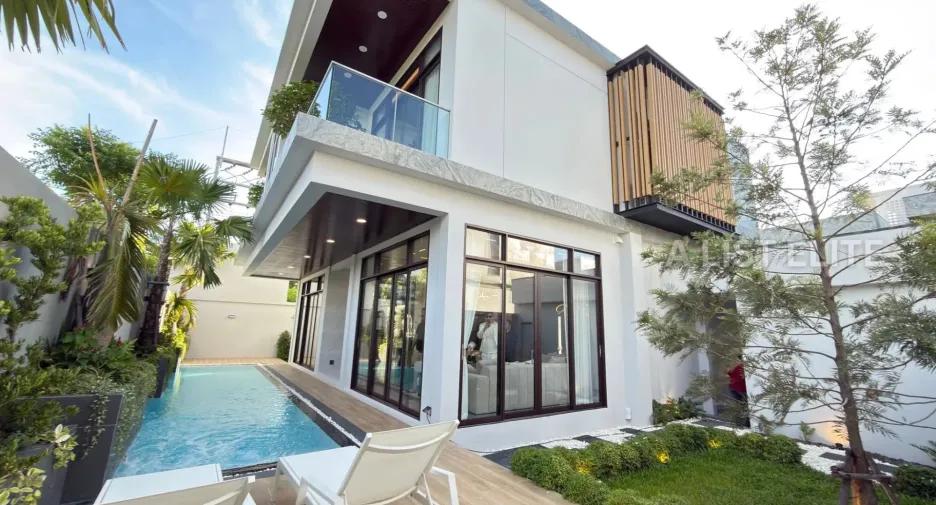 For sale 4 ベッドルーム condo in Khlong Toei, Bangkok