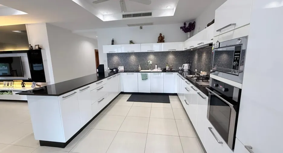 For sale 3 ベッドルーム villa in Hua Hin, Prachuap Khiri Khan