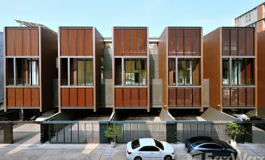 Casa adosada en venta y en alquiler de 3 habitaciones en Wang Thonglang, Bangkok