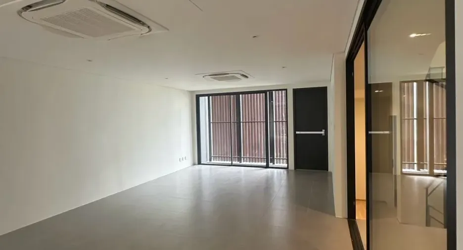 Casa adosada en venta y en alquiler de 3 habitaciones en Wang Thonglang, Bangkok