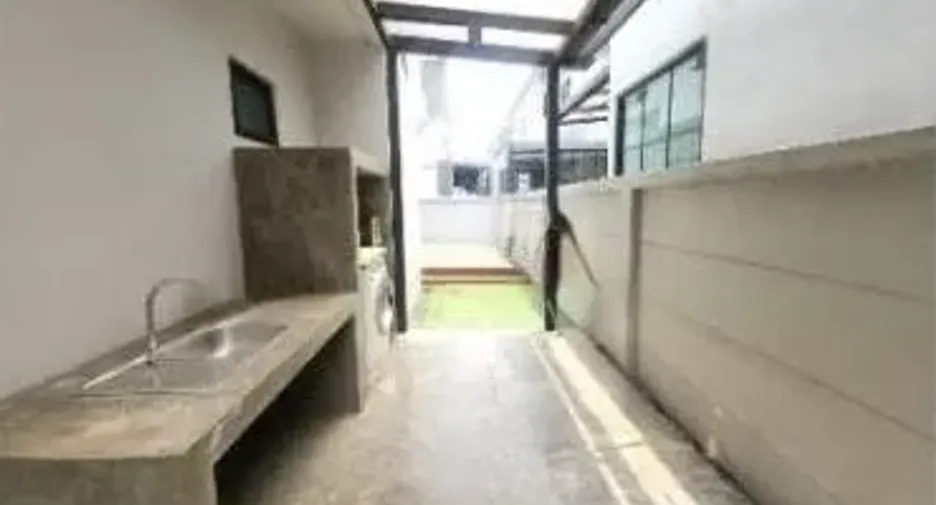 Casa en venta y en alquiler de 3 habitaciones en Khan Na Yao, Bangkok