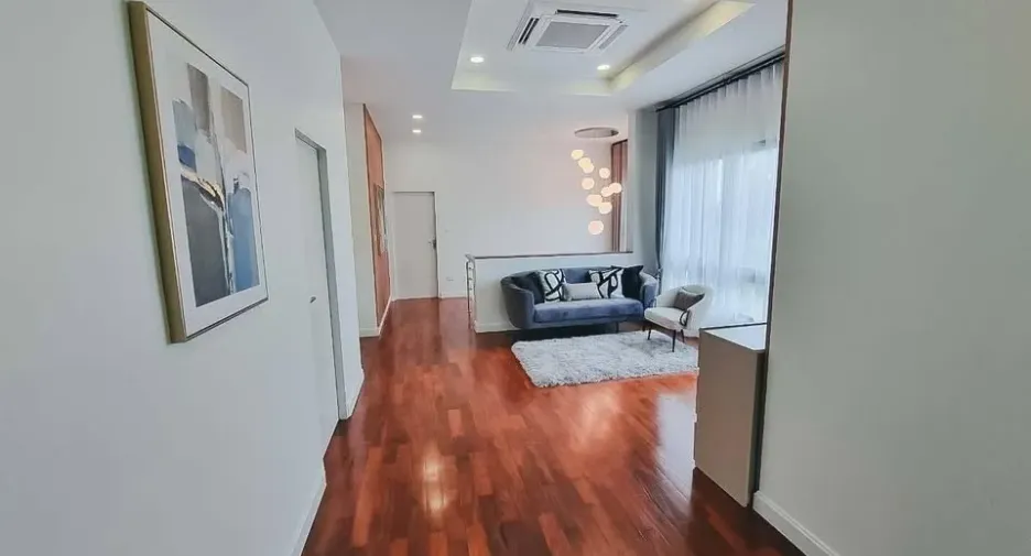 Casa en venta y en alquiler de 5 habitaciones en Lat Krabang, Bangkok