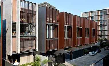 Casa adosada en venta y en alquiler de 3 habitaciones en Wang Thonglang, Bangkok