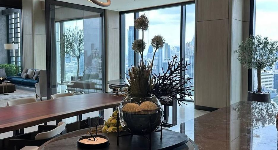 For rent 2 bedrooms condo in Pathum Wan, Bangkok
