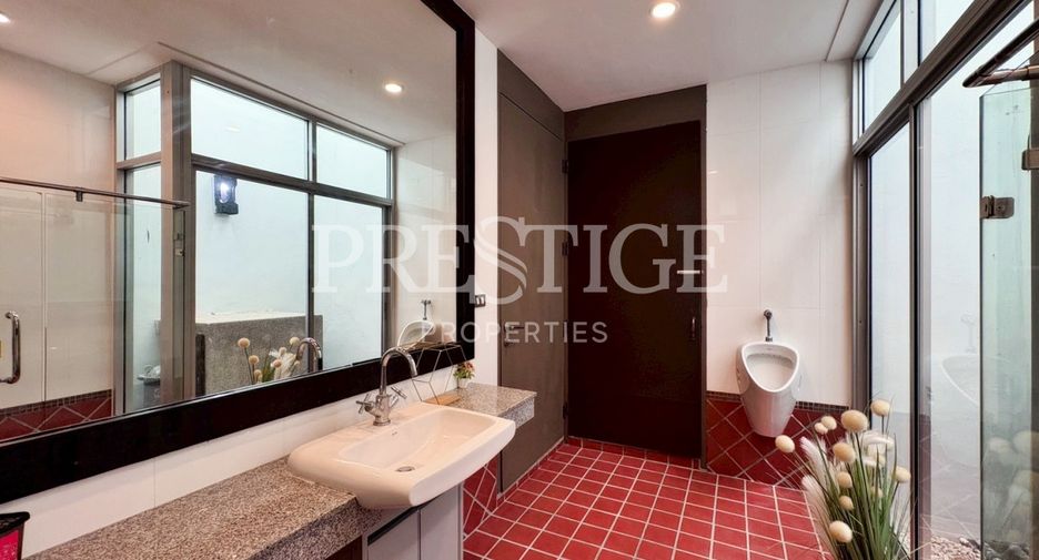 For sale 4 ベッドルーム house in Sattahip, Chonburi