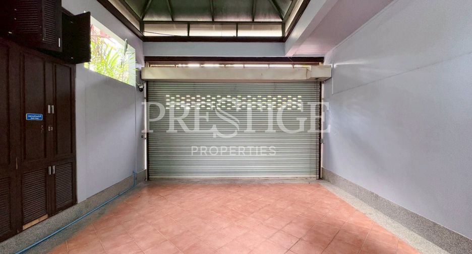 For sale 4 ベッドルーム house in Sattahip, Chonburi