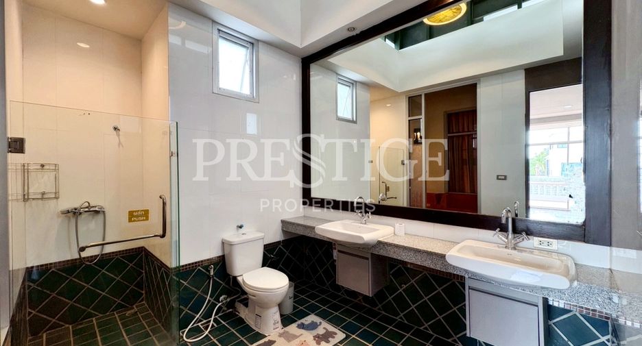 For sale 4 ベッドルーム house in Sattahip, Chonburi