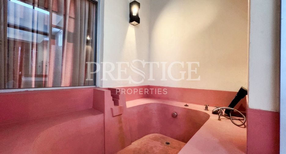For sale 4 ベッドルーム house in Sattahip, Chonburi