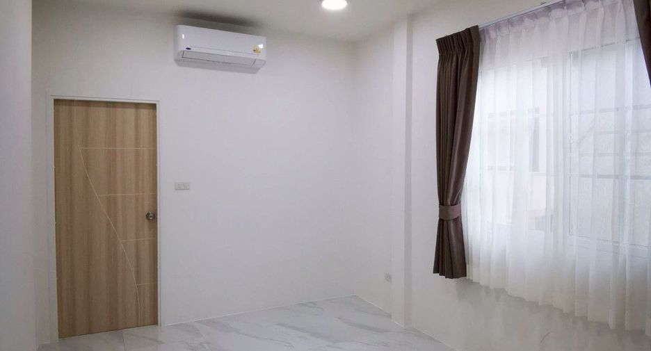 À louer 3 chambres maison à Huai Khwang, Bangkok