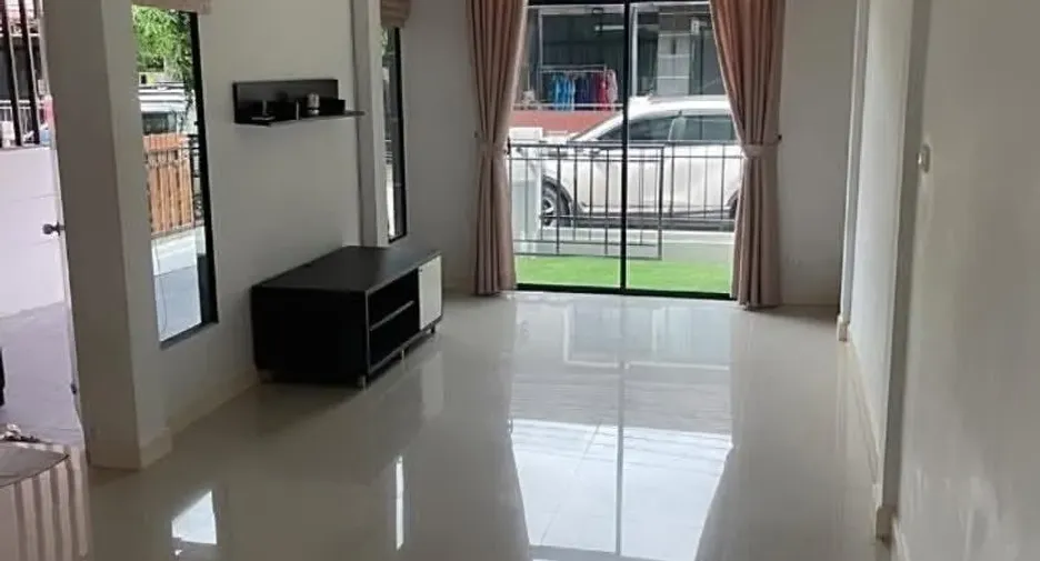 For rent 3 ベッドルーム townhouse in Bang Khen, Bangkok