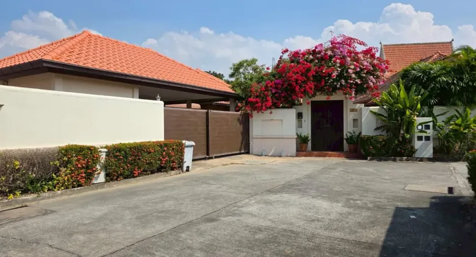 For rent and for sale 4 bedrooms house in Huay Yai, Pattaya