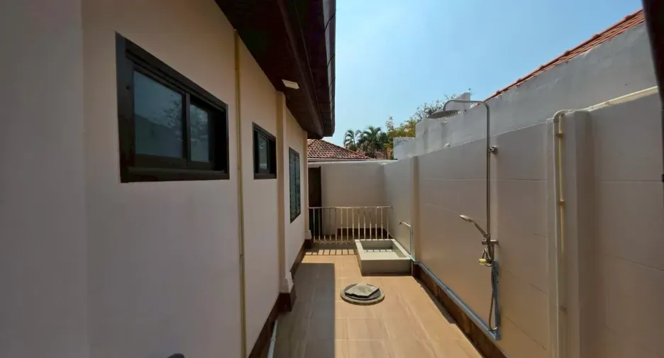For rent and for sale 4 bedrooms house in Huay Yai, Pattaya