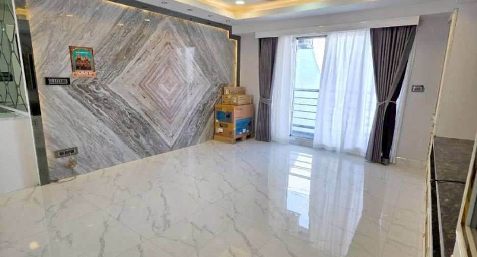 For rent 3 bedrooms condo in Yan Nawa, Bangkok