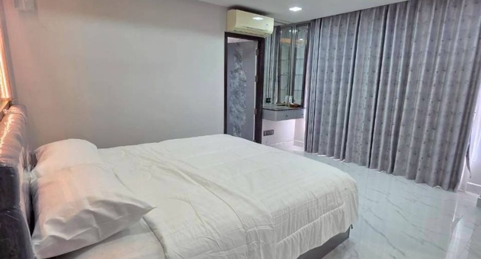 For rent 3 bedrooms condo in Yan Nawa, Bangkok