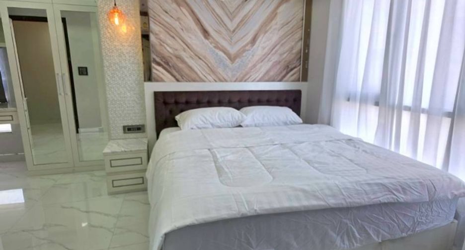 For rent 3 bedrooms condo in Yan Nawa, Bangkok