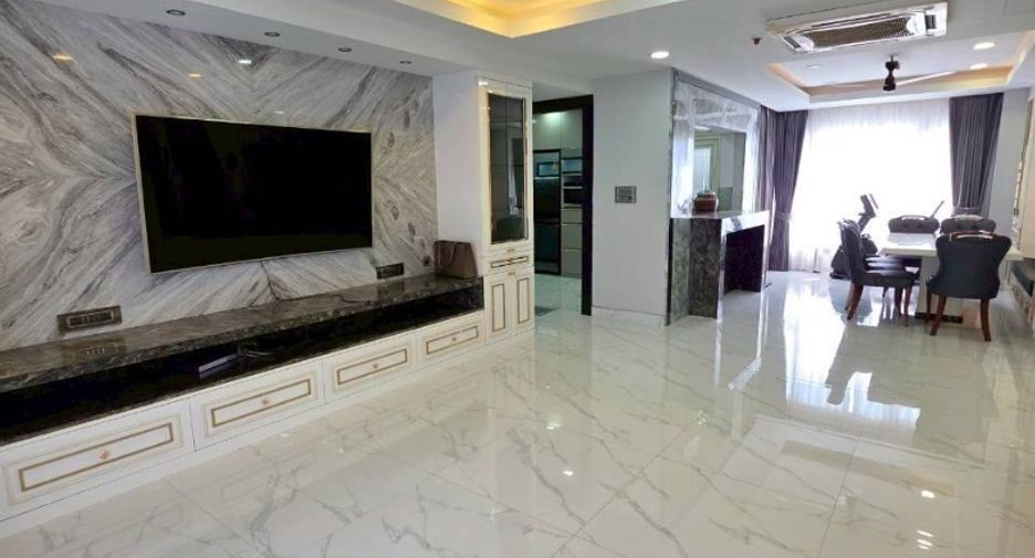 For rent 3 bedrooms condo in Yan Nawa, Bangkok