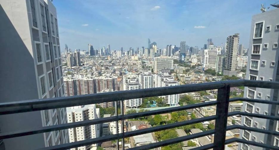For rent 3 bedrooms condo in Yan Nawa, Bangkok