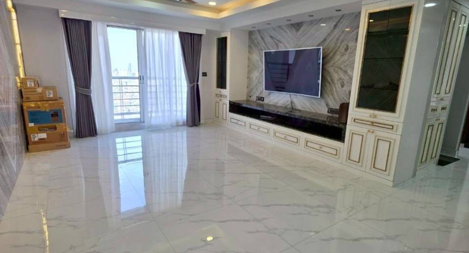For rent 3 bedrooms condo in Yan Nawa, Bangkok